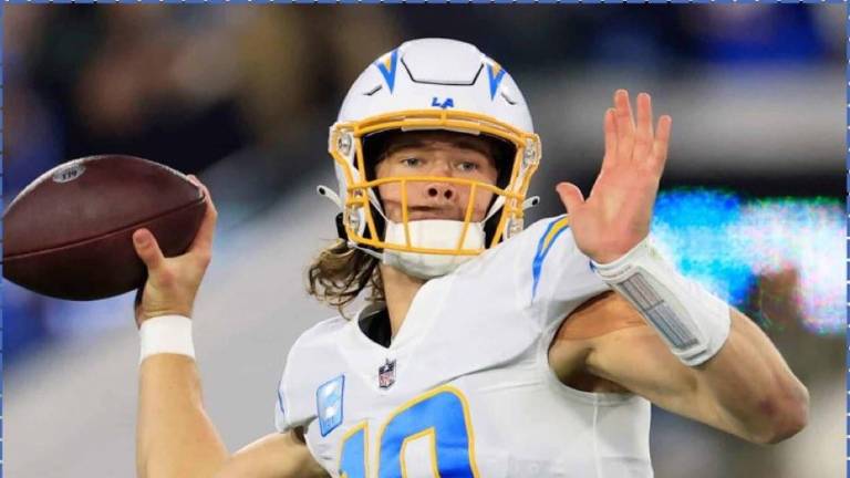 Justin Herbert no jugará en la Semana 18 por los Chargers.