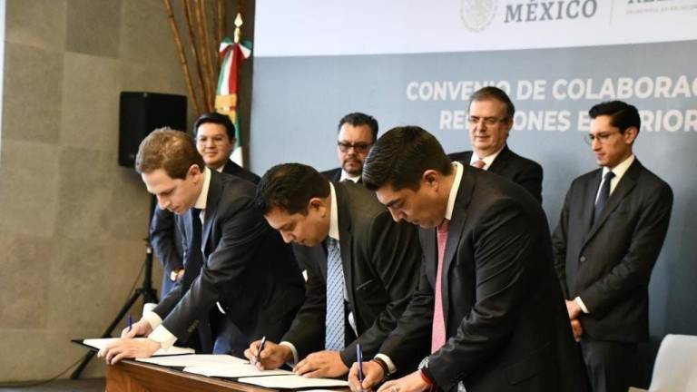 SRE y Banxico signan el convenio para que el pasaporte y la matrícula consular sean admitidos como identificación oficial en los bancos de México.