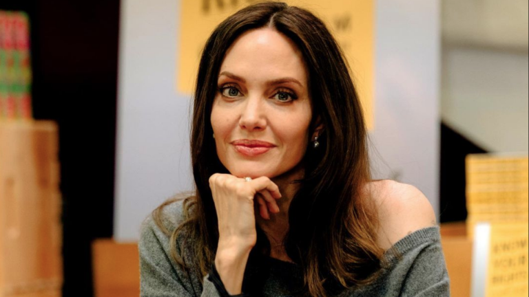 Recluta Angelina Jolie a fans para su marca de moda