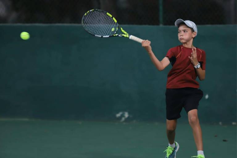 Lucca Becerra se presenta con triunfo en Torneo de Tenis de la Raza
