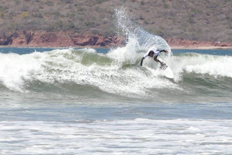 Surfistas cumplen con éxito en Selectivo Estatal, en Mazatlán