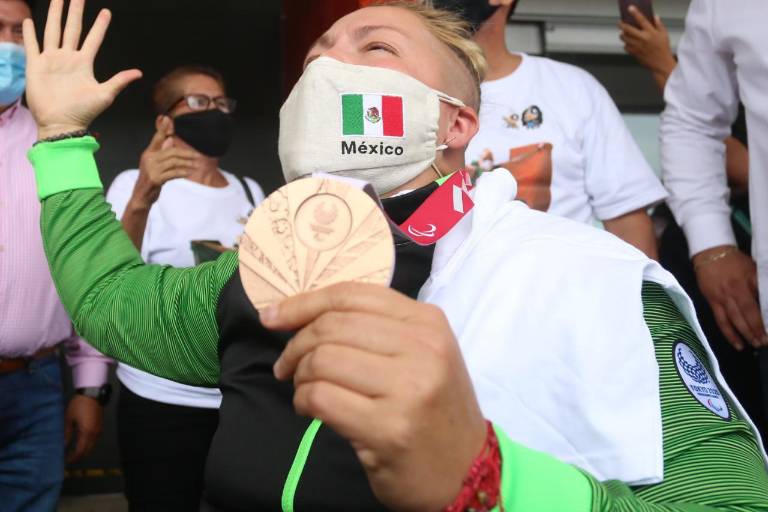 Esto no se acaba aquí, vamos a seguir trabajando: Rosa María Guerrero al llegar a Mazatlán con su bronce paralímpico