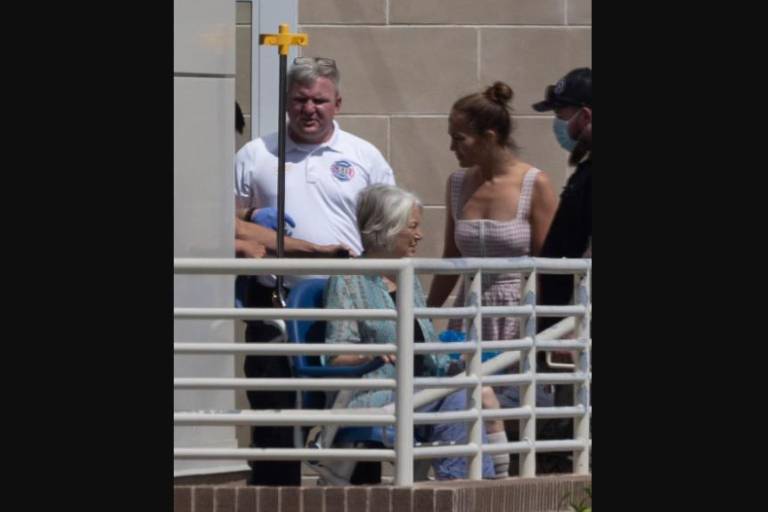 Comienzan preparativos para boda de Ben Affleck y Jennifer Lopez en Georgia; la madre del novio sufre accidente