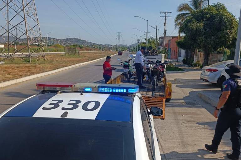 SSPyTM retira 10 vehículos varados en banquetas de Mazatlán