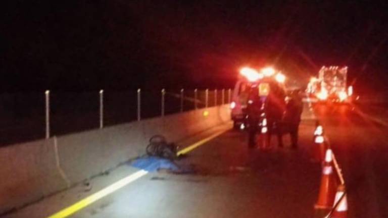 Un ciclista fue arrollado por un vehículo este sábado y perdió la vida en el Libramiento Mazatlán.