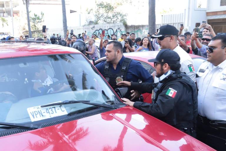 Dos horas después, Seguridad Pública de Mazatlán llegó a protesta y detuvo a uno