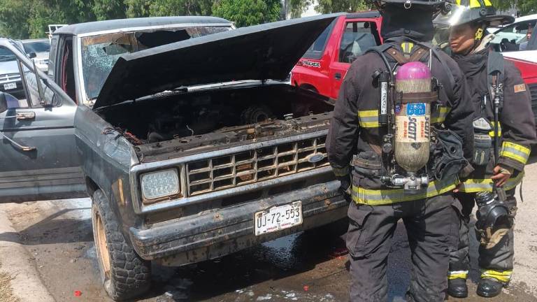 El connato se originó en el motor de una camioneta en el fraccionamiento Pradera Dorada.