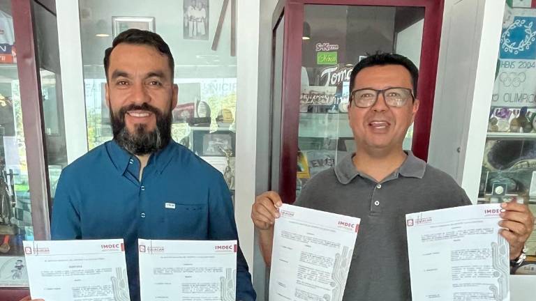 El director general del Imdec, José Alberto Beltrán Figueroa (izquierda), muestra la convocatoria.
