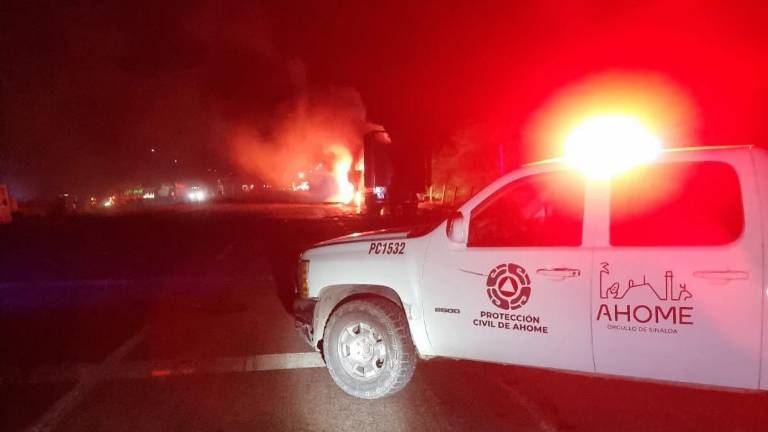 Bomberos de Los Mochis sofocaron el fuego y cuerpos de auxilio acordonaron la zona para evitar riesgos.