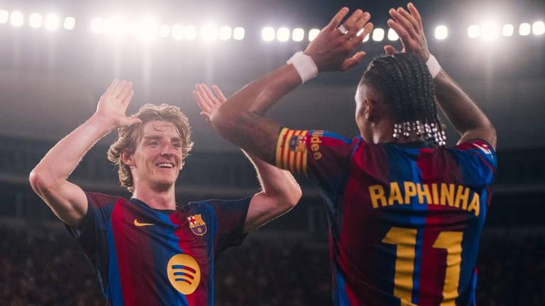 Raphinha y Anthony Gordon celebran los goles del Barcelona.