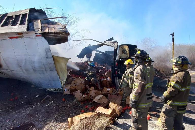 Tráiler vuelca y se incendia en el Libramiento Mazatlán