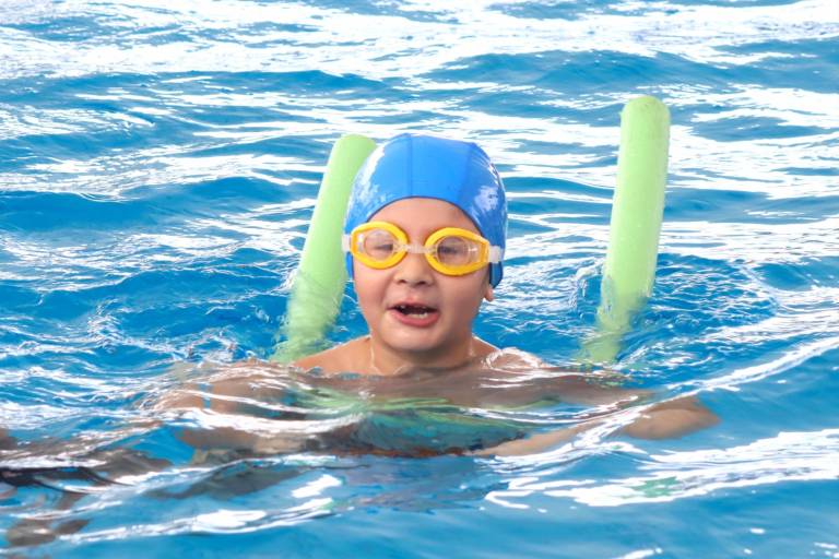 Concluyen infantes divertidas vacaciones con el Curso Intensivo de Natación Verano 2024