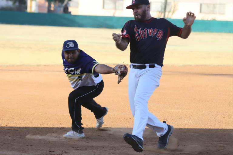 Se canta el playball en la Liga de Meseros, en Mazatlán