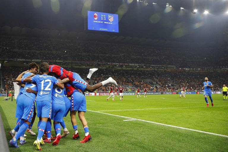Con penal de último minuto, Atlético de Madrid dio vuelta al Milan con un hombre de más
