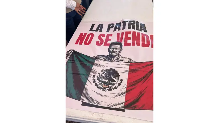 Personal de seguridad retiró materiales a asistentes durante los filtros de acceso instalados en la Feria Ganadera de Culiacán, como esta lona.