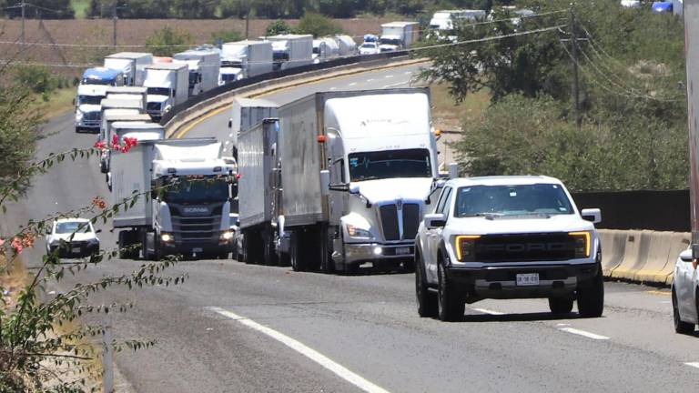 Largas filas en la autopista Mazatlán-Culiacán tras la volcadura de un camión de carga.