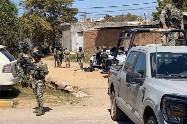 Detienen a cuatro hombres y les aseguran un auto y armas largas en la colonia Valle del Ejido de Mazatlán