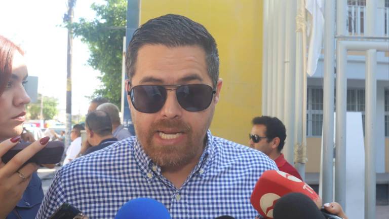 El Secretario de Salud, Cuitláhuac González, aseguró que Sinaloa mantiene controlados los casos de sarampión gracias a la vacunación.