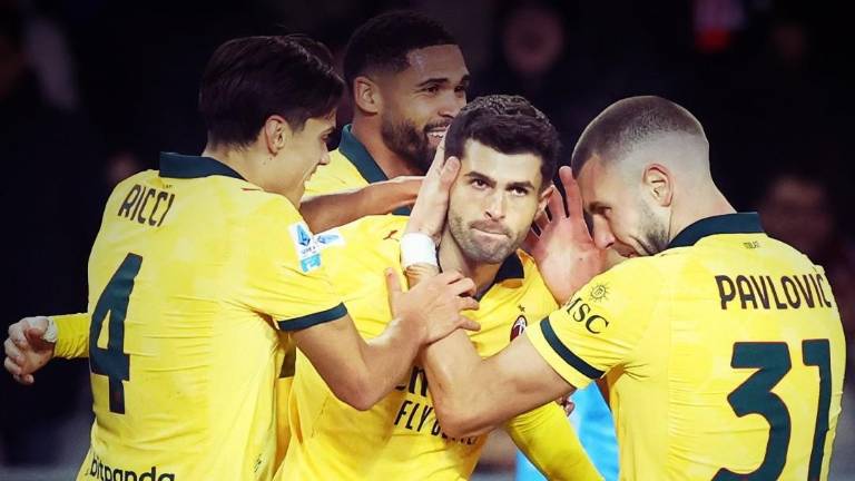 Christian Pulisic e felicitado tras anotar par de goles por el AC Milan.