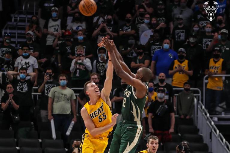Tiro ganador de Khris Middleton adelanta Bucks en su serie ante Heat