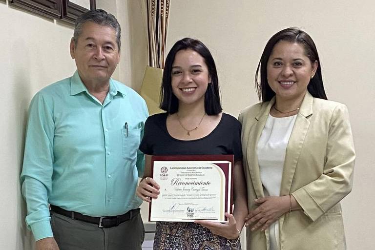 Reconocen a alumnos la UAdeO