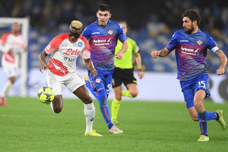 Con Johan Vásquez, el Cremonese elimina a Nápoles en penales, dentro de la Coppa Italia