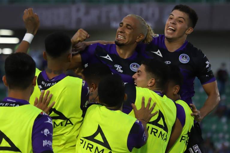 Mazatlecos disfrutan del partido de Mazatlán FC contra Pachuca en el Kraken