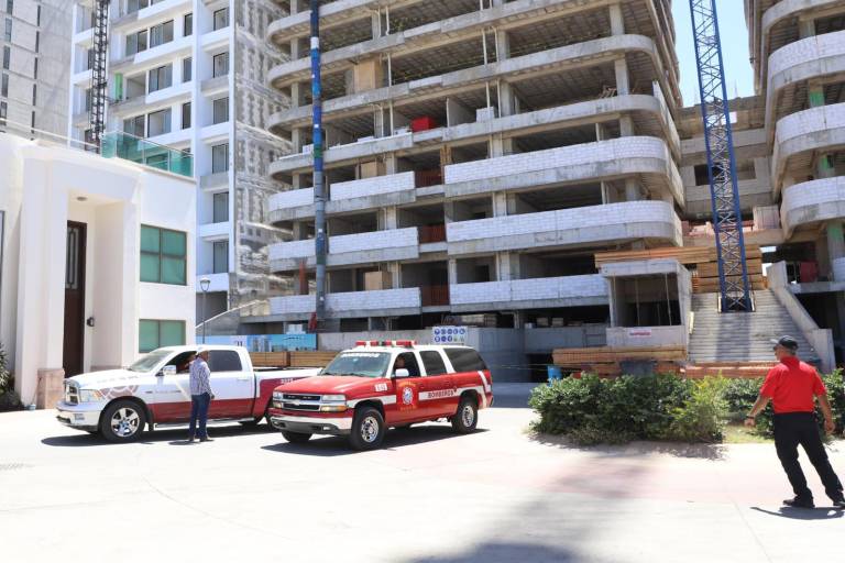 Asegura Alcalde de Mazatlán que lo que generó incendio de torre fue mal procedimiento de soplete