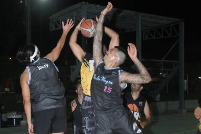 Perla Negra iguala la serie de playoffs en la cancha Casa Hogar