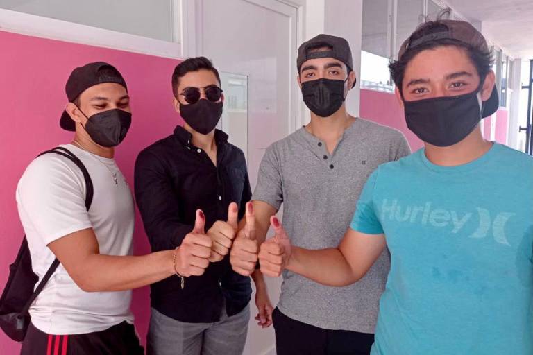 Acuden deportistas a emitir su voto por primera vez