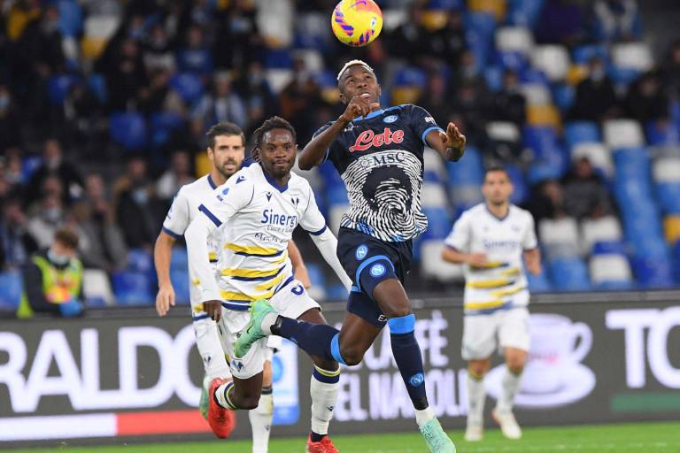 El Napoli empata en casa con el Verona y pone en peligro su liderato