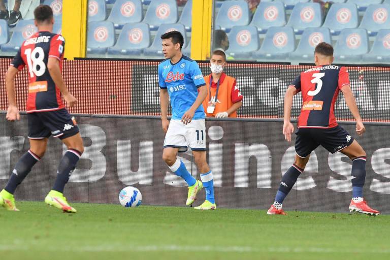 Chucky Lozano es titular en la victoria del Napoli ante un Genoa sin Johan Vásquez