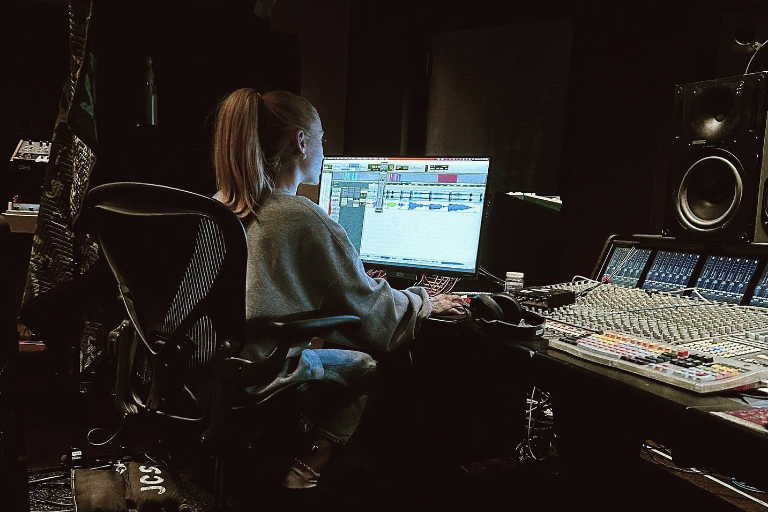 Regresa Ariana Grande al estudio para trabajar en su próximo álbum