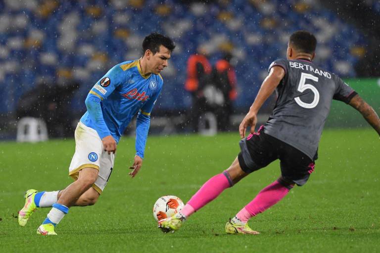 Chucky Lozano sufre brutal golpe en el rostro con el Napoli y sale en camilla