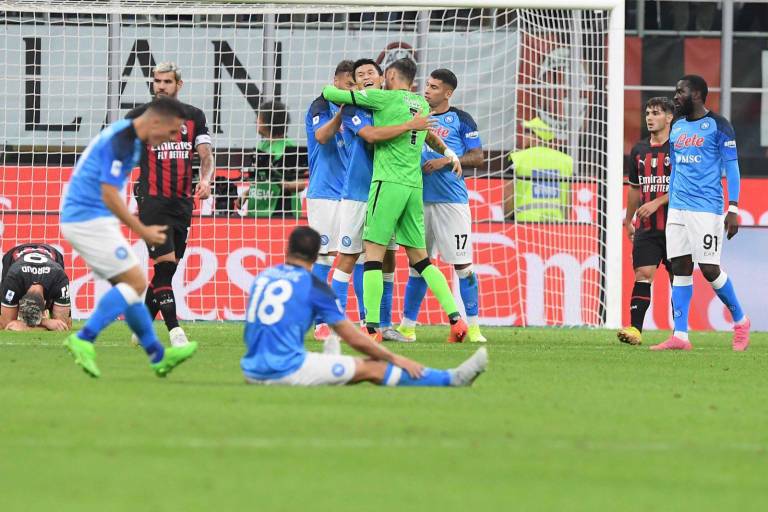 Napoli, con Chucky en la banca, vence al Milán y es líder de la Serie A