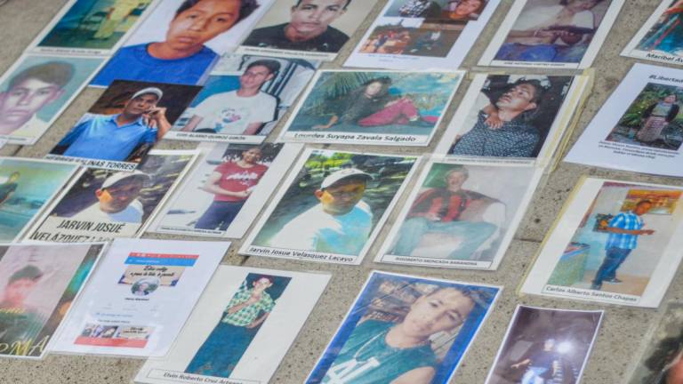 Madres centroamericanas que buscan a sus hijas e hijos desaparecidos en México se reunieron el 8 de mayo de 2022 frente al Monumento a la Madre, donde colocaron fotografías de sus familiares.