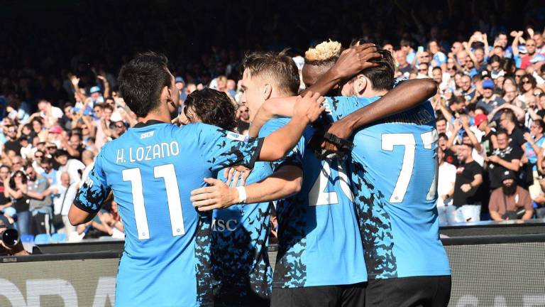 ‘Chucky’ Lozano y Napoli golean y siguen firmes en liderato de la Serie A