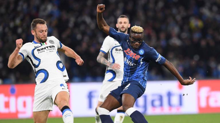 Napoli e Inter de Milán dividen puntos y abren la puerta al Milán