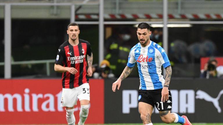 Matteo Politano marca el gol del triunfo napolitano.