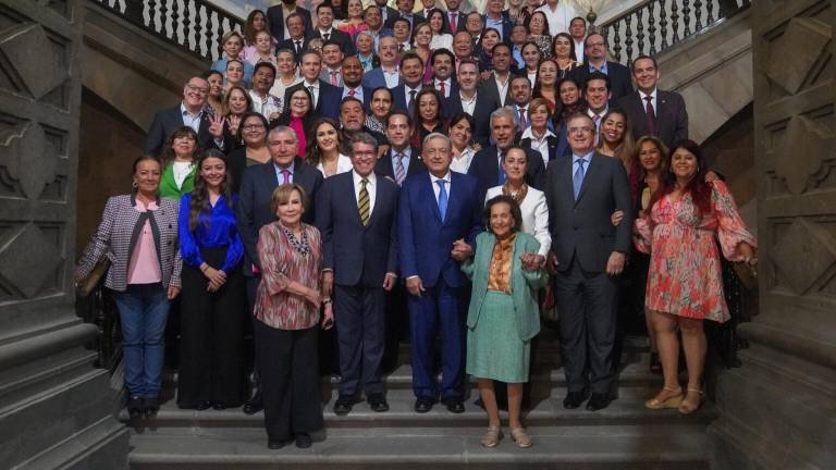 AMLO se reunió con senadoras y senadores que representan, según lo que escribió en sus redes sociales, el movimiento de transformación de México.