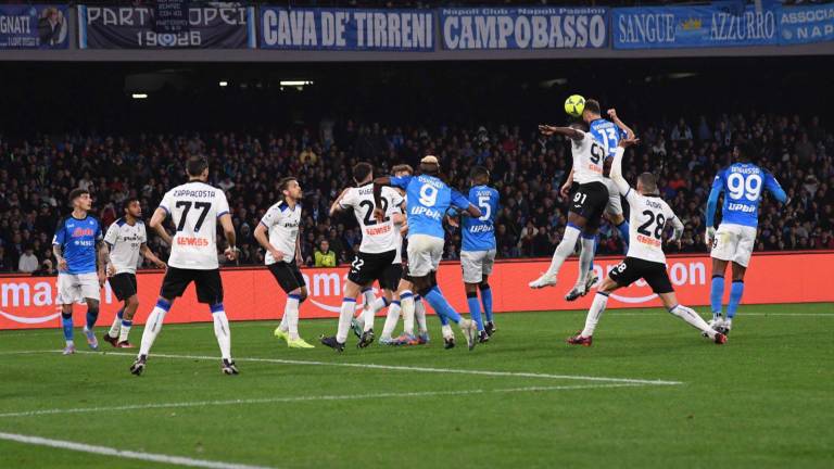 Napoli gana 2-0 a Atalanta y amplía ventaja en la cima