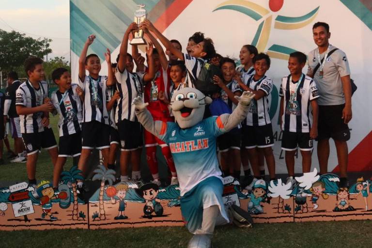 Fiesta total viven en Premiación y Clausura de la temporada 2022 de la Liga de Futbol Imdem