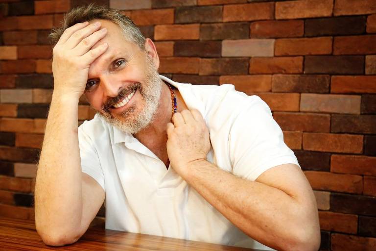 Hombres armados asaltan la casa de Miguel Bosé; el cantante aclara que se quedará en México