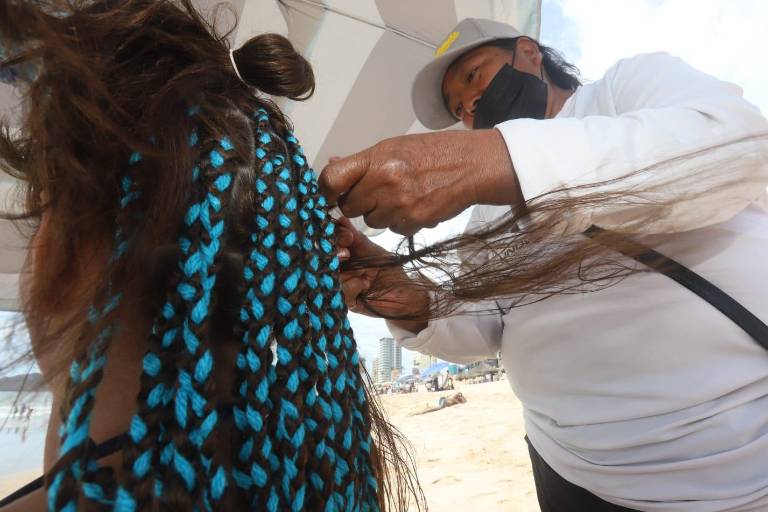 ‘No se vayan sin sus trenzas’, pregona mujer de Guerrero en Mazatlán