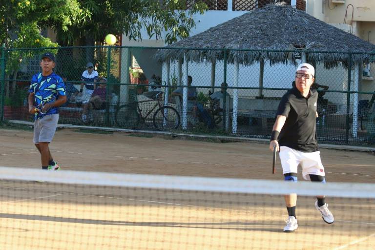 Intensa victoria para Becerra y Sánchez en el Torneo de Tenis Dobles ‘D’ en el Racquet