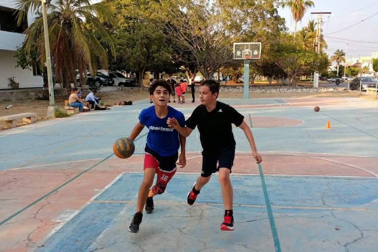 Academia de Baloncesto Toros celebra su campamento 14