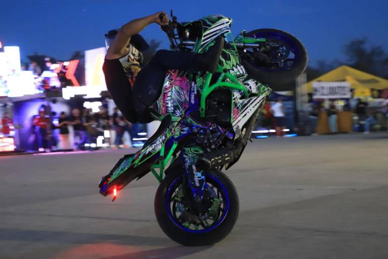 Stunt Riders exhiben su pericia en cierre de Semana de la Moto
