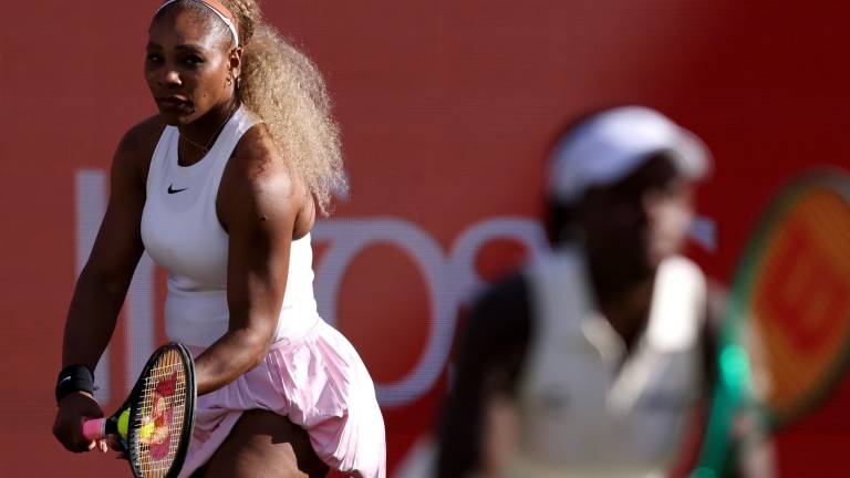 Serena Williams no pudo seguir en las acciones del torneo de Queen’s tra la lesión de su compañera Victoria Mboko.