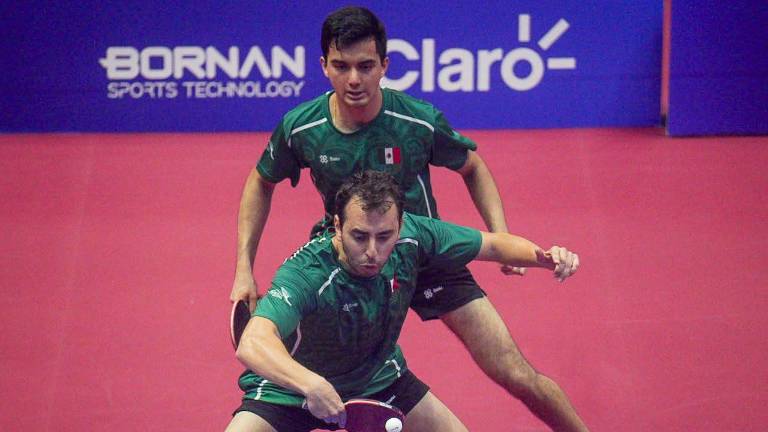Marcos Madrid y Rogelio Castro ganan en dobles varonil de tenis de mesa.