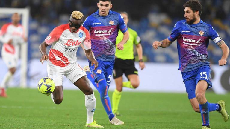 Victor Osimhen trata de evadir la marca del mexicano Johan Vásquez y Matteo Bianchetti.